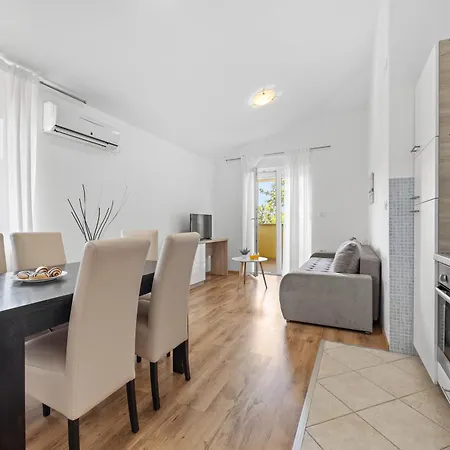 Neea Apartment *